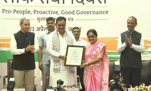 Pratapgarh: लोक सेवा दिवस राज्य स्तरीय कार्यक्रम में कलेक्टर अंजलि राजोरिया को किया सम्मानित
