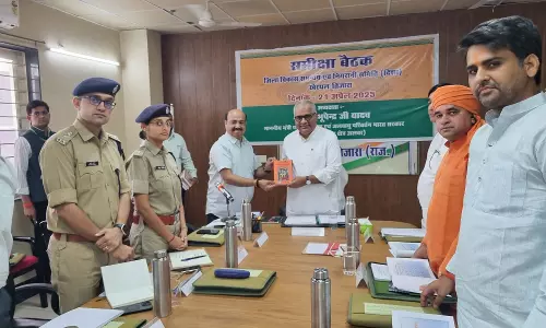 Jaipur: जिला प्रशासन ने किताब भेंट कर भूपेंद्र यादव एवं अन्य जनप्रतिनिधियों का किया स्वागत