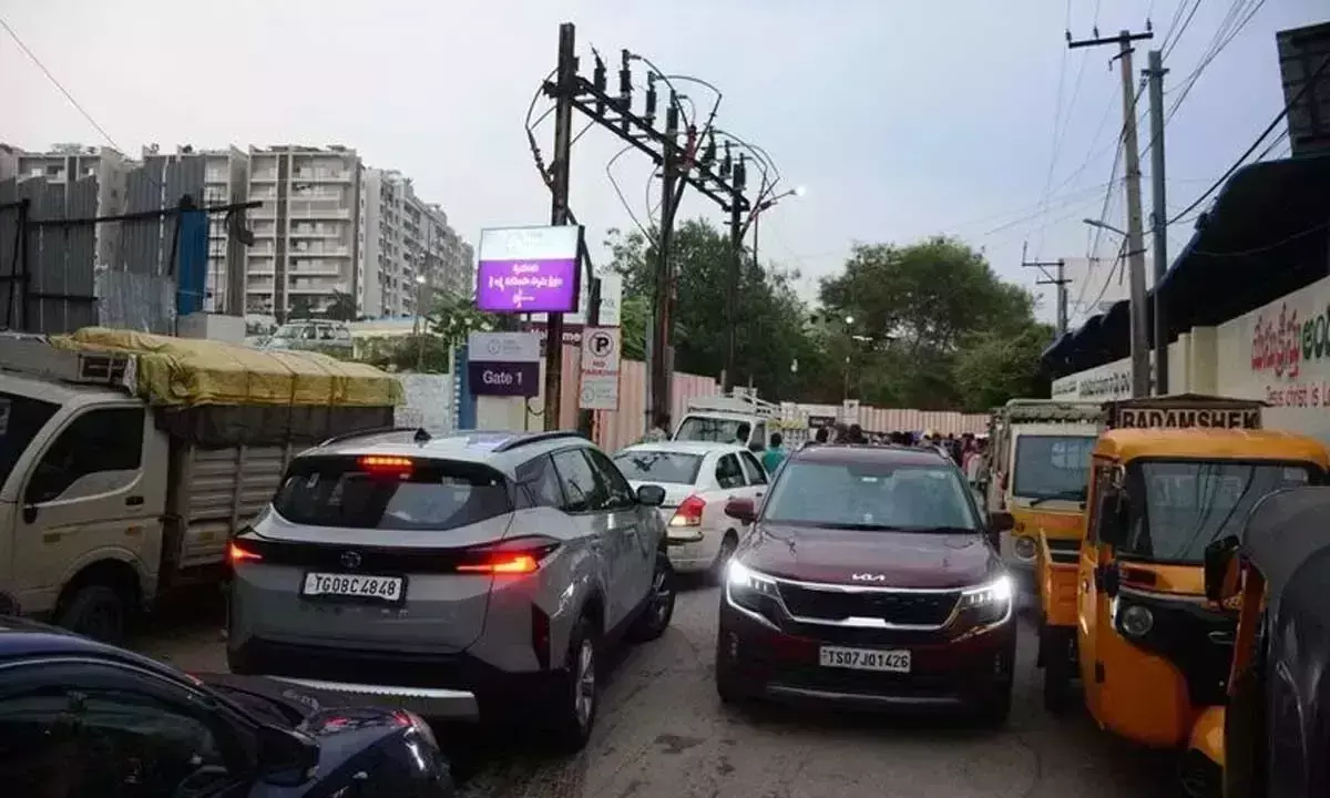 बंजारा हिल्स के निवासी साप्ताहिक बाजार को स्थानांतरित करने की मांग कर रहे हैं