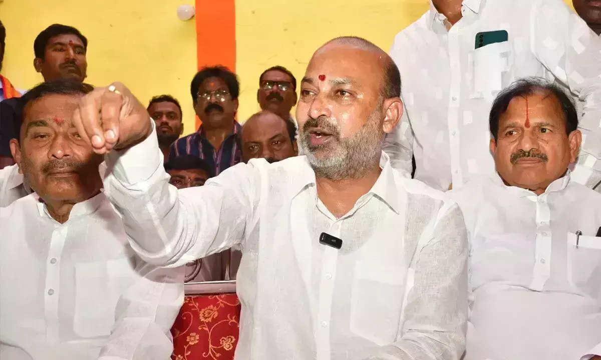 Telangana: मजलिस पार्टी जहरीले सांप से भी घातक : बंदी Telangana: मजलिस पार्टी जहरीले सांप से भी घातक : बंदी
