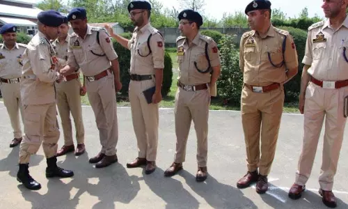 DGP ने दक्षिण कश्मीर रेंज में परिचालन तैयारियों की समीक्षा की DGP ने दक्षिण कश्मीर रेंज में परिचालन तैयारियों की समीक्षा की