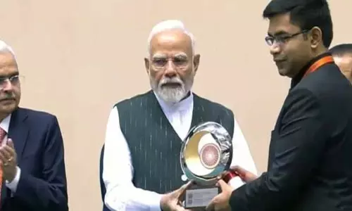 Koraput कलेक्टर वी कीर्ति वासन को लोक प्रशासन में उत्कृष्टता के लिए PM पुरस्कार मिला Koraput कलेक्टर वी कीर्ति वासन को लोक प्रशासन में उत्कृष्टता के लिए PM पुरस्कार मिला
