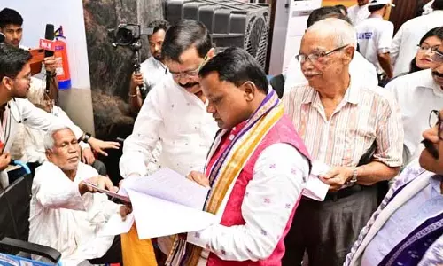 CM माझी ने संबलपुर में शिकायत निवारण केंद्र शुरू किया