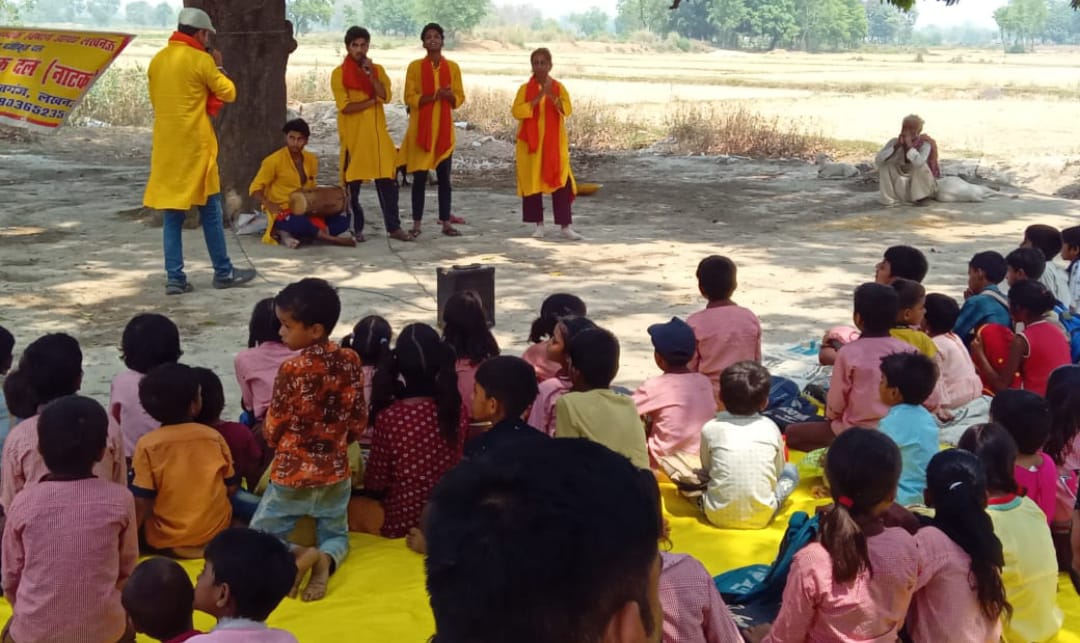 Kushinagar: नुक्कड़ नाटक के माध्यम से नामांकन बढ़ाने पर जोर