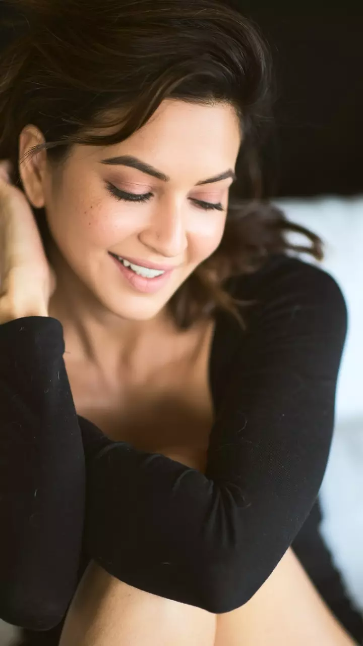 Kriti Kharbanda ने लगाया ग्लैमर का तड़का