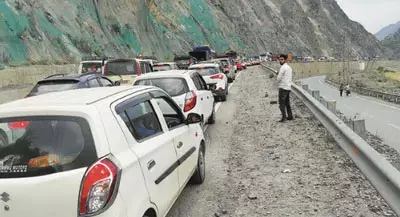 Srinagar गरीब, मरीज़ों को खुद की देखभाल करने के लिए छोड़ दिया Srinagar गरीब, मरीज़ों को खुद की देखभाल करने के लिए छोड़ दिया