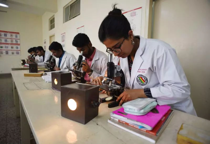 Punjab: 45% मेडिकल छात्र विदेश में निवास की योजना बना रहे Punjab: 45% मेडिकल छात्र विदेश में निवास की योजना बना रहे