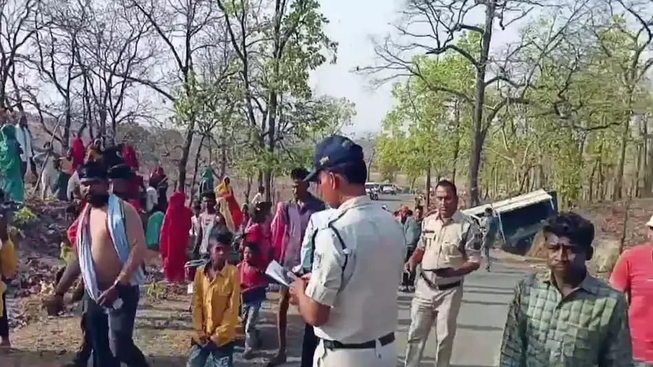 5 बारातियों की दर्दनाक मौत, बाइक वाले को बचाने के चक्कर में पिकअप ड्राइवर ने खोया नियंत्रण 5 बारातियों की दर्दनाक मौत, बाइक वाले को बचाने के चक्कर में पिकअप ड्राइवर ने खोया नियंत्रण