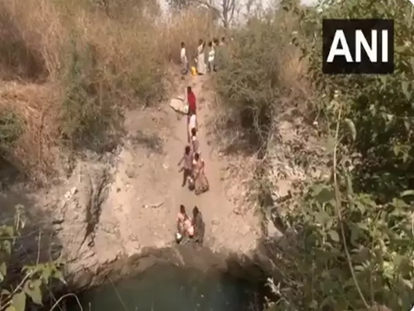 Yavatmal के गांवों में महिलाएं पानी के लिए रोजाना कई किलोमीटर पैदल चलती हैं Yavatmal के गांवों में महिलाएं पानी के लिए रोजाना कई किलोमीटर पैदल चलती हैं