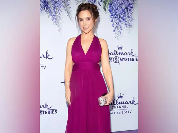 Lacey Chabert ने याद किया कि कैसे वह और उनके सह-कलाकार पार्टी ऑफ़ फाइव के अंतिम दृश्य की शूटिंग के बाद आँसू से भर गए Lacey Chabert ने याद किया कि कैसे वह और उनके सह-कलाकार पार्टी ऑफ़ फाइव के अंतिम दृश्य की शूटिंग के बाद आँसू से भर गए