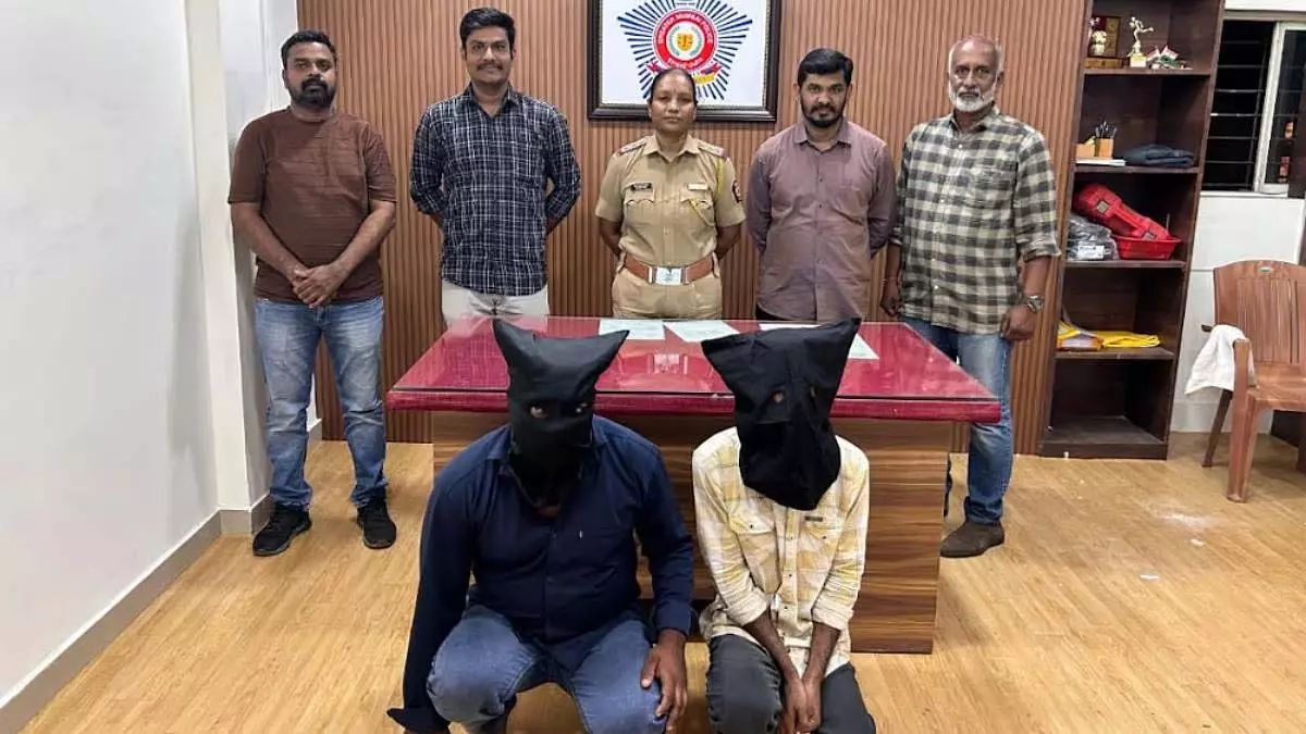 Mumbai : चूनाभट्टी पुलिस ने 10 करोड़ रुपये की 10 किलोग्राम ड्रग्स जब्त की, 2 गिरफ्तार Mumbai : चूनाभट्टी पुलिस ने 10 करोड़ रुपये की 10 किलोग्राम ड्रग्स जब्त की, 2 गिरफ्तार