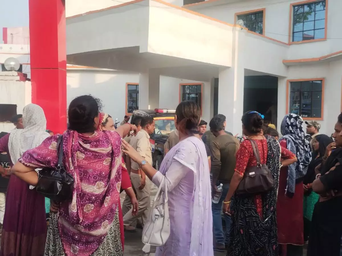Jaunpur: किन्नर अंजली की मौत पर गैंगरेप और हत्या का आरोप, छह लोगों पर FIR Jaunpur: किन्नर अंजली की मौत पर गैंगरेप और हत्या का आरोप, छह लोगों पर FIR