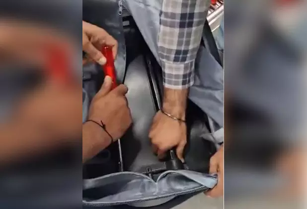 एयरपोर्ट पर सीमा शुल्क अधिकारियों ने 91 लाख की विदेशी मुद्रा पकड़ी, दो यात्री गिरफ्तार एयरपोर्ट पर सीमा शुल्क अधिकारियों ने 91 लाख की विदेशी मुद्रा पकड़ी, दो यात्री गिरफ्तार