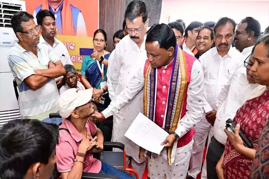 मुख्यमंत्री ने संबलपुर में जन शिकायत सुनवाई सत्र किया आयोजित मुख्यमंत्री ने संबलपुर में जन शिकायत सुनवाई सत्र किया आयोजित
