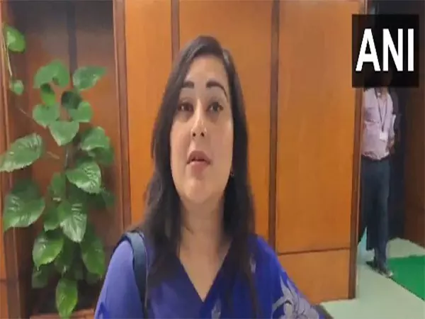 BJP MP बांसुरी स्वराज ने कांग्रेस पर निशाना साधने के लिए नेशनल हेराल्ड की लूट बैग पहना BJP MP बांसुरी स्वराज ने कांग्रेस पर निशाना साधने के लिए नेशनल हेराल्ड की लूट बैग पहना