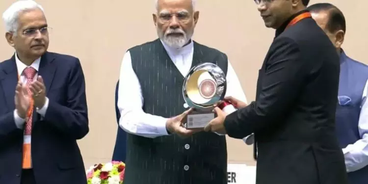 कोरापुट कलेक्टर को प्रधानमंत्री का पुरस्कार मिला कोरापुट कलेक्टर को प्रधानमंत्री का पुरस्कार मिला