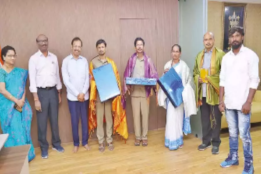 TGSRTC ने बस में जन्मी बच्ची के लिए आजीवन निःशुल्क बस पास की घोषणा की TGSRTC ने बस में जन्मी बच्ची के लिए आजीवन निःशुल्क बस पास की घोषणा की