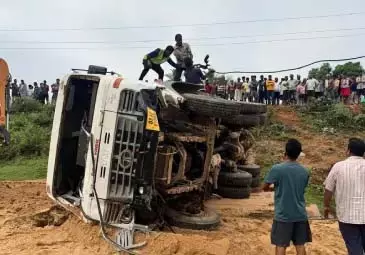 Odisha: ट्रक की टक्कर में दो कांस्टेबलों की मौत Odisha: ट्रक की टक्कर में दो कांस्टेबलों की मौत