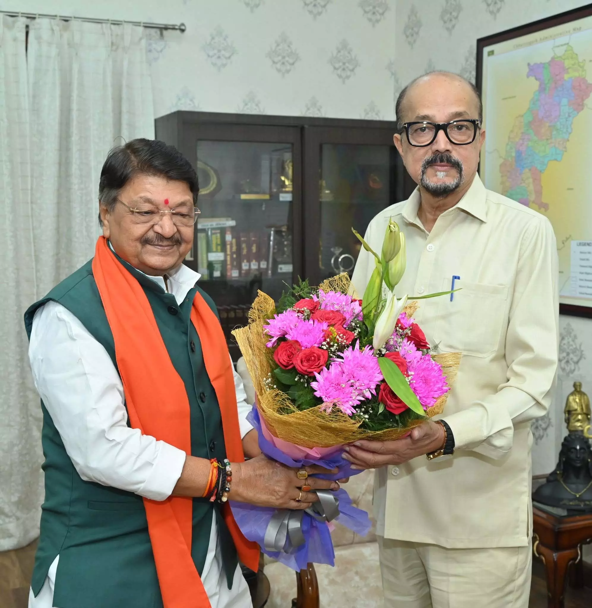 राज्यपाल रमेन डेका से कैलाश विजयवर्गीय ने की मुलाकात राज्यपाल रमेन डेका से कैलाश विजयवर्गीय ने की मुलाकात