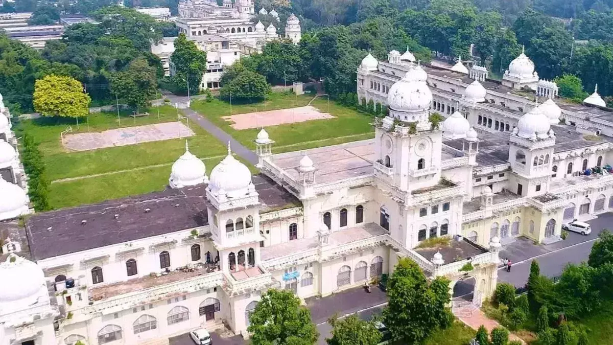 Lucknow: लखनऊ विश्वविद्यालय पर आरोप, छात्रों से दो बार वसूली जा रही है फीस Lucknow: लखनऊ विश्वविद्यालय पर आरोप, छात्रों से दो बार वसूली जा रही है फीस