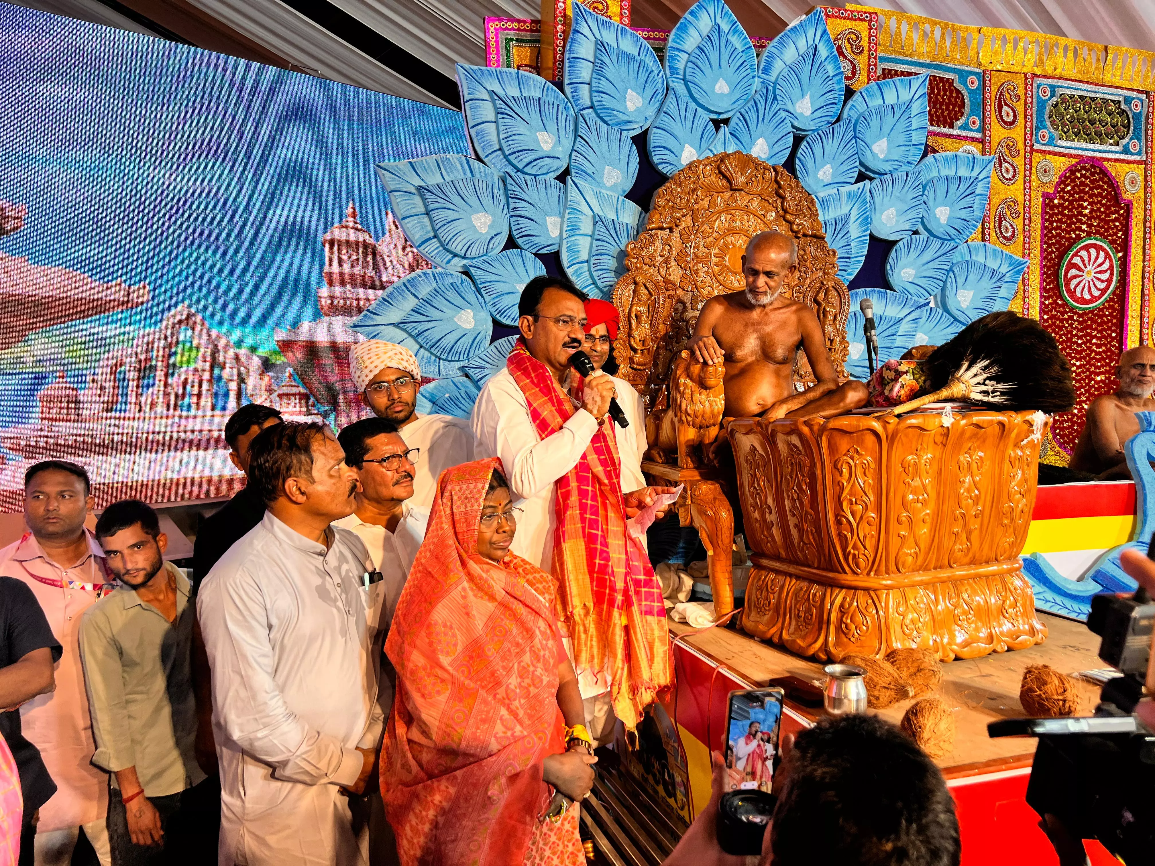 Jaipur: उप मुख्यमंत्री डॉ. प्रेमचन्द बैरवा ने लिया महाराज का आशीर्वाद Jaipur: उप मुख्यमंत्री डॉ. प्रेमचन्द बैरवा ने लिया महाराज का आशीर्वाद