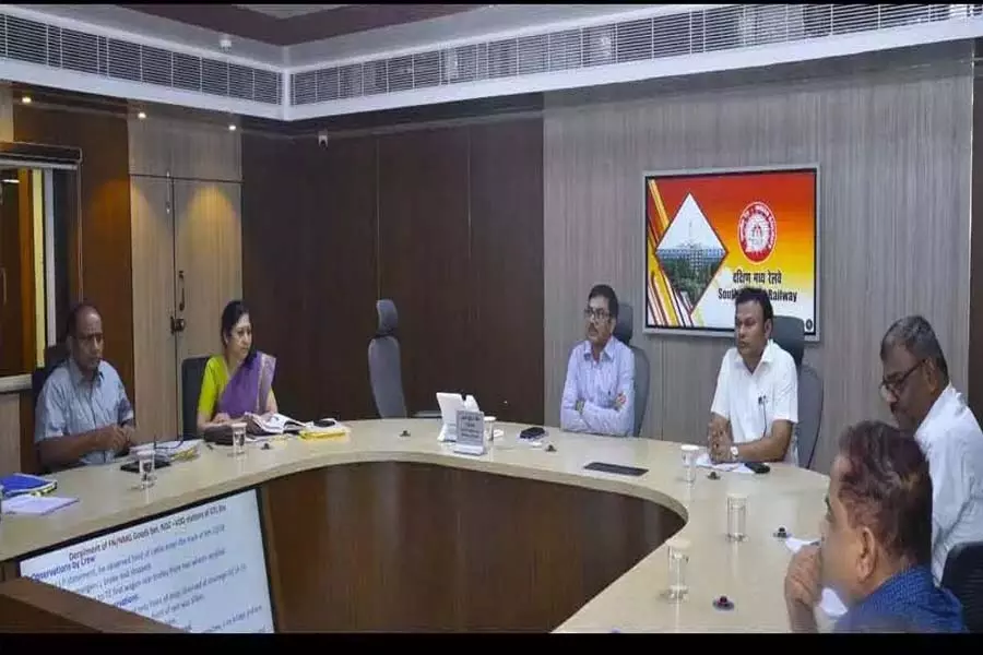 SCR ने कर्मचारियों को मैन ऑफ द मंथ सुरक्षा पुरस्कार किए प्रदान SCR ने कर्मचारियों को मैन ऑफ द मंथ सुरक्षा पुरस्कार किए प्रदान