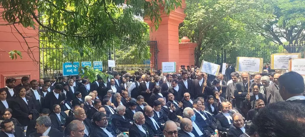 वकीलों ने चार उच्च न्यायालय न्यायाधीशों के स्थानांतरण के खिलाफ प्रदर्शन किया वकीलों ने चार उच्च न्यायालय न्यायाधीशों के स्थानांतरण के खिलाफ प्रदर्शन किया