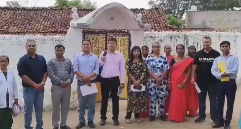 आत्महत्या करने के इरादे से जूझ रहे ग्रामीण, दर्जनभर से अधिक मामले आने के बाद विशेषज्ञ पहुंचे गांव आत्महत्या करने के इरादे से जूझ रहे ग्रामीण, दर्जनभर से अधिक मामले आने के बाद विशेषज्ञ पहुंचे गांव