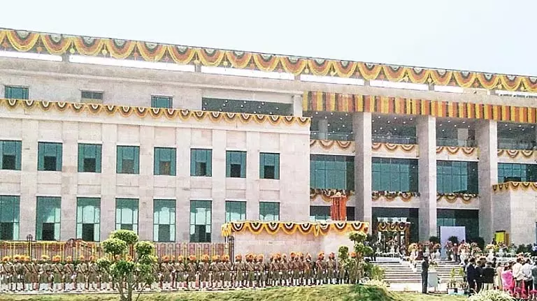 Andhra HC ने सेवानिवृत्त अधिकारी की अवैध हिरासत के खिलाफ पुलिस को कार्रवाई की चेतावनी दी Andhra HC ने सेवानिवृत्त अधिकारी की अवैध हिरासत के खिलाफ पुलिस को कार्रवाई की चेतावनी दी