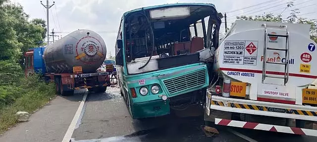 Sivaganga : गैस ट्रकों ने सरकारी बस को टक्कर मारी; 21 घायल Sivaganga : गैस ट्रकों ने सरकारी बस को टक्कर मारी; 21 घायल