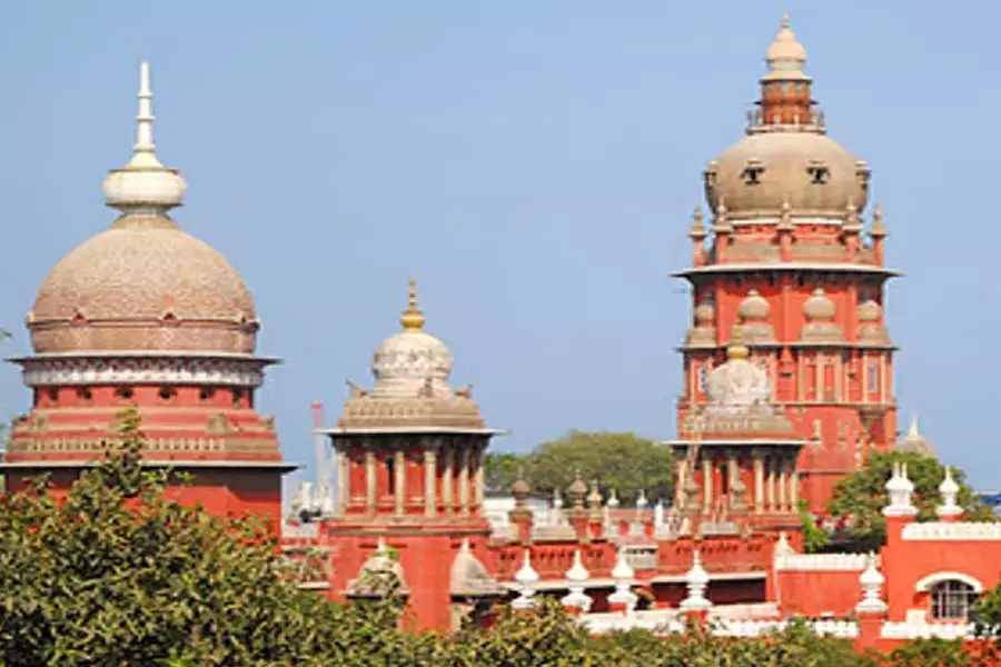Madras HC ने डीजीपी को भूमि हड़पने के मामलों में शामिल वकीलों के खिलाफ सख्त कार्रवाई करने का निर्देश दिया Madras HC ने डीजीपी को भूमि हड़पने के मामलों में शामिल वकीलों के खिलाफ सख्त कार्रवाई करने का निर्देश दिया