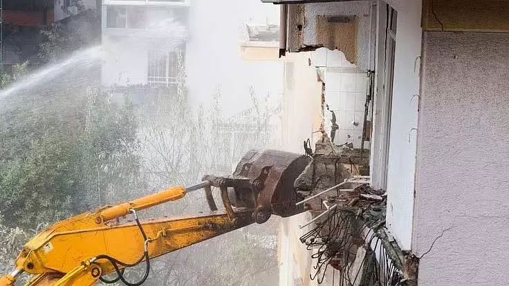 BMC ने डोंगरी में पार्किंग क्षेत्र में बने 45 अवैध फ्लैटों को ध्वस्त करने का आदेश जारी किया BMC ने डोंगरी में पार्किंग क्षेत्र में बने 45 अवैध फ्लैटों को ध्वस्त करने का आदेश जारी किया
