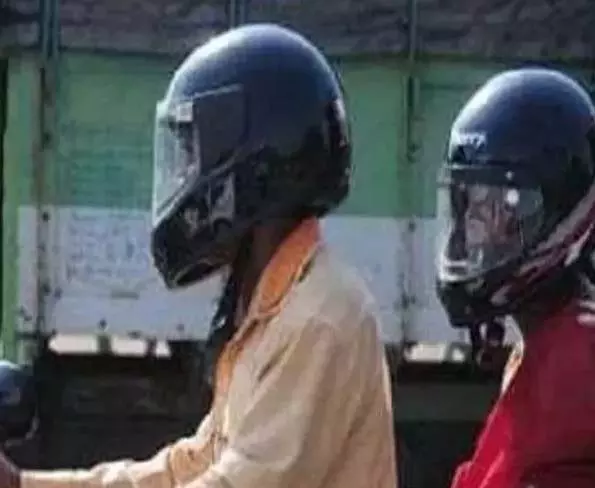 हेलमेट नहीं लगाने वाले अधिकारी कर्मचारी पर भी होगी चलानी कार्रवाई, कलेक्टर ने दिए निर्देश हेलमेट नहीं लगाने वाले अधिकारी कर्मचारी पर भी होगी चलानी कार्रवाई, कलेक्टर ने दिए निर्देश