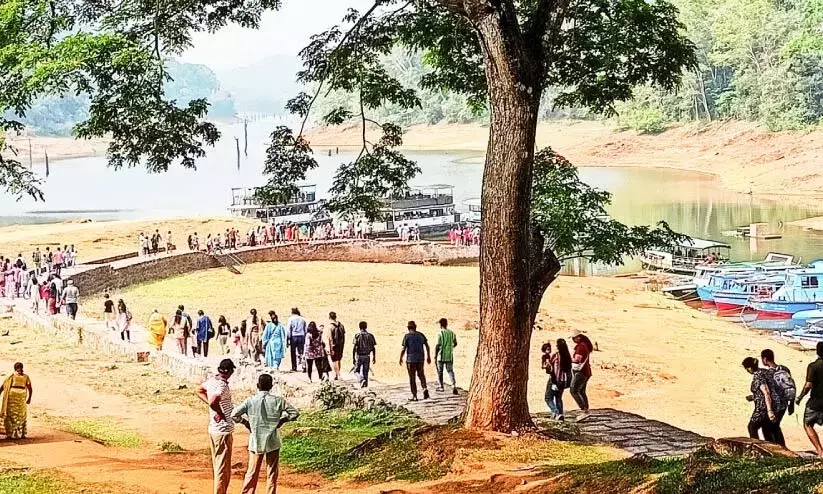 इडुक्की भीड़भाड़ वाला स्थान है; मुन्नार और वागामोन पर्यटन के आकर्षण केंद्र इडुक्की भीड़भाड़ वाला स्थान है; मुन्नार और वागामोन पर्यटन के आकर्षण केंद्र