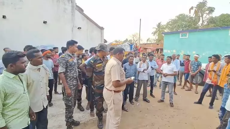 Odisha: महिला का शव बक्से में बंद मिला, पति फरार Odisha: महिला का शव बक्से में बंद मिला, पति फरार