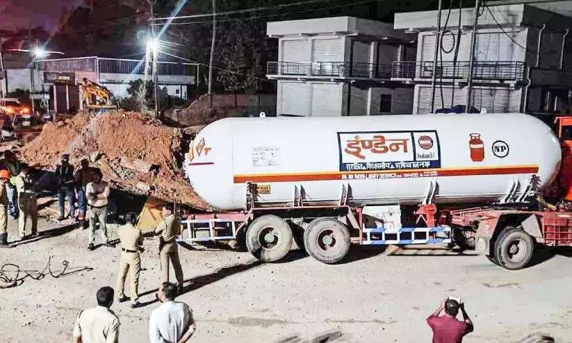 Kerala : राष्ट्रीय राजमार्ग पर गड्ढे में पलटा गैस टैंकर Kerala : राष्ट्रीय राजमार्ग पर गड्ढे में पलटा गैस टैंकर