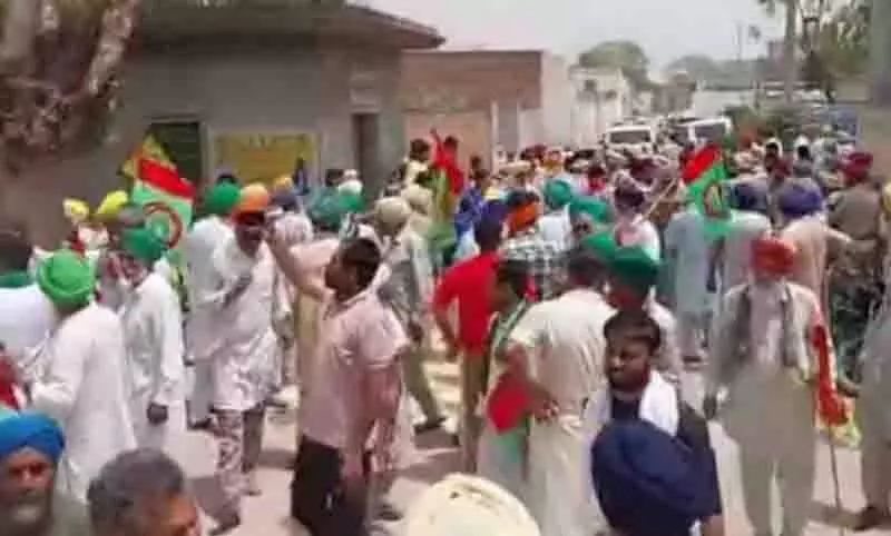 बठिंडा में दो आप MLAs को किसानों के गुस्से का सामना करना पड़ा बठिंडा में दो आप MLAs को किसानों के गुस्से का सामना करना पड़ा