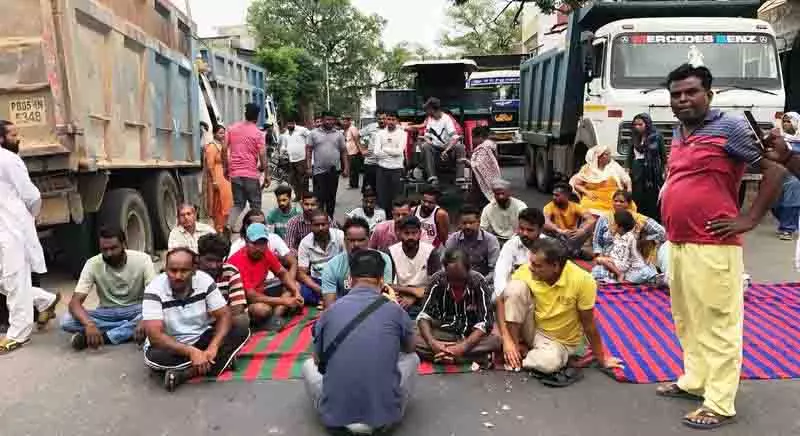 Jalandhar: पुलिस की निष्क्रियता के विरोध में ग्रामीणों ने सड़क जाम किया Jalandhar: पुलिस की निष्क्रियता के विरोध में ग्रामीणों ने सड़क जाम किया