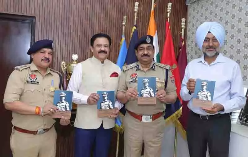 Kapurthala स्थित लेखक की पहली पुस्तक ‘द मेकिंग ऑफ ए कॉप’ का विमोचन Kapurthala स्थित लेखक की पहली पुस्तक ‘द मेकिंग ऑफ ए कॉप’ का विमोचन