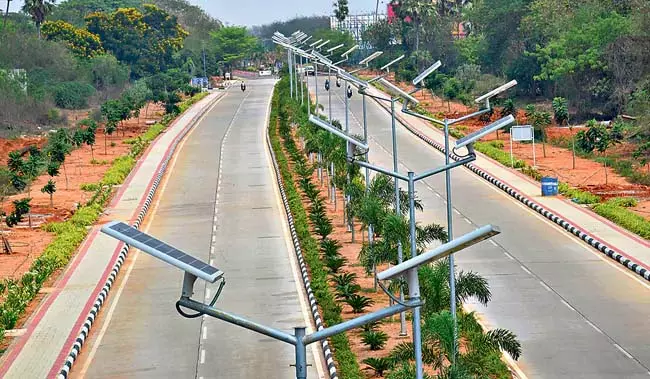 Andhra : गन्नावरम हवाई अड्डे की सड़क पर सौर लाइटें Andhra : गन्नावरम हवाई अड्डे की सड़क पर सौर लाइटें
