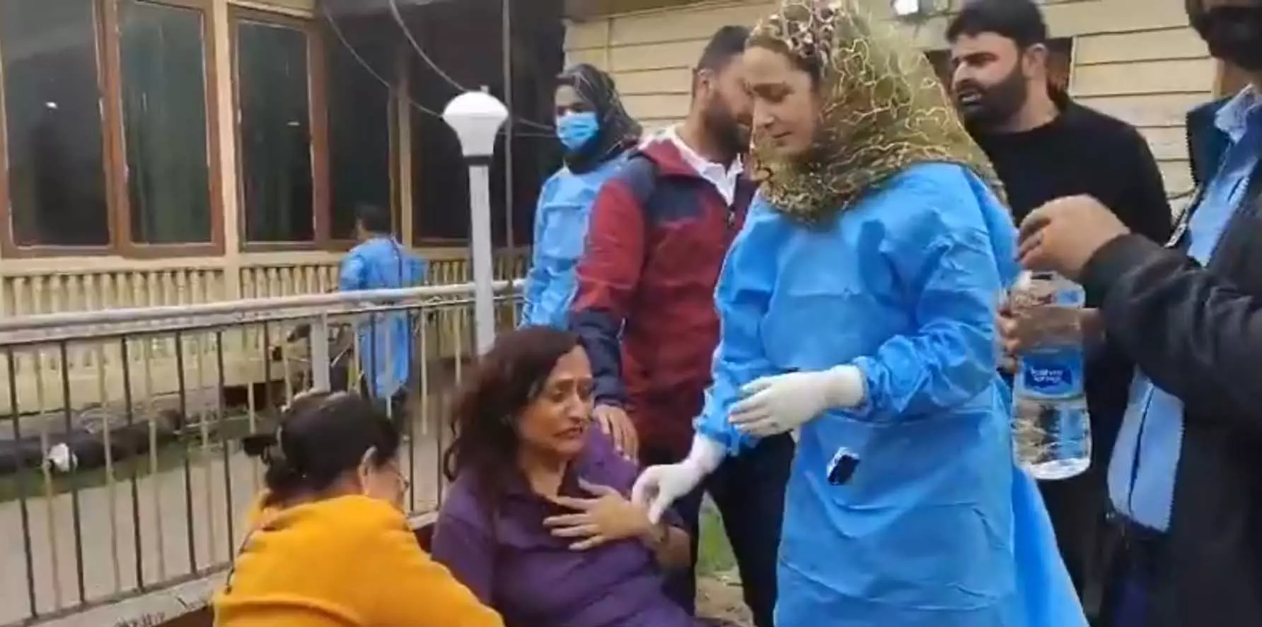 टूरिस्टों पर आतंकी हमला, कई घायल, सेना ने चलाया सर्च ऑपरेशन टूरिस्टों पर आतंकी हमला, कई घायल, सेना ने चलाया सर्च ऑपरेशन