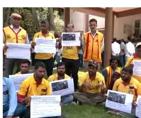 डिलीवरी बॉय पर कथित हमले के खिलाफ कन्नड़ समर्थक संगठनों ने पुलिस स्टेशन के बाहर किया प्रदर्शन डिलीवरी बॉय पर कथित हमले के खिलाफ कन्नड़ समर्थक संगठनों ने पुलिस स्टेशन के बाहर किया प्रदर्शन
