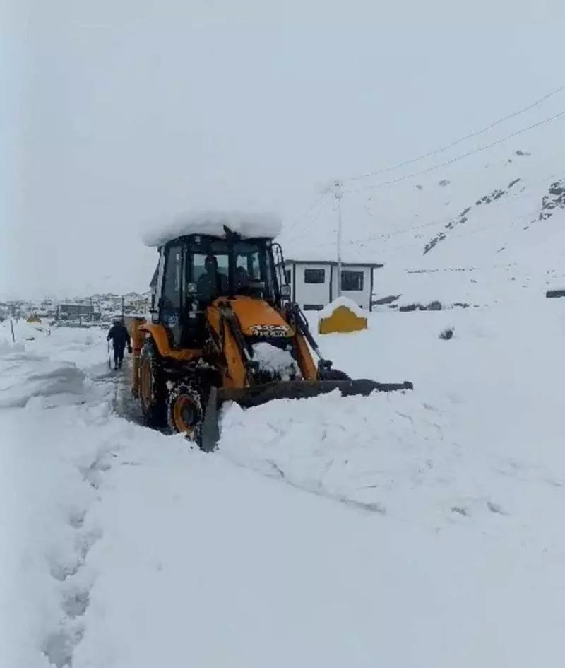 बर्फबारी के बाद Kargil में सड़कें बंद, बिजली, पानी की आपूर्ति प्रभावित बर्फबारी के बाद Kargil में सड़कें बंद, बिजली, पानी की आपूर्ति प्रभावित