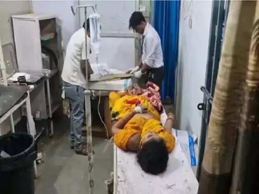 मायके आई महिला की सड़क हादसे में मौत, ट्रक ने कुचला मायके आई महिला की सड़क हादसे में मौत, ट्रक ने कुचला