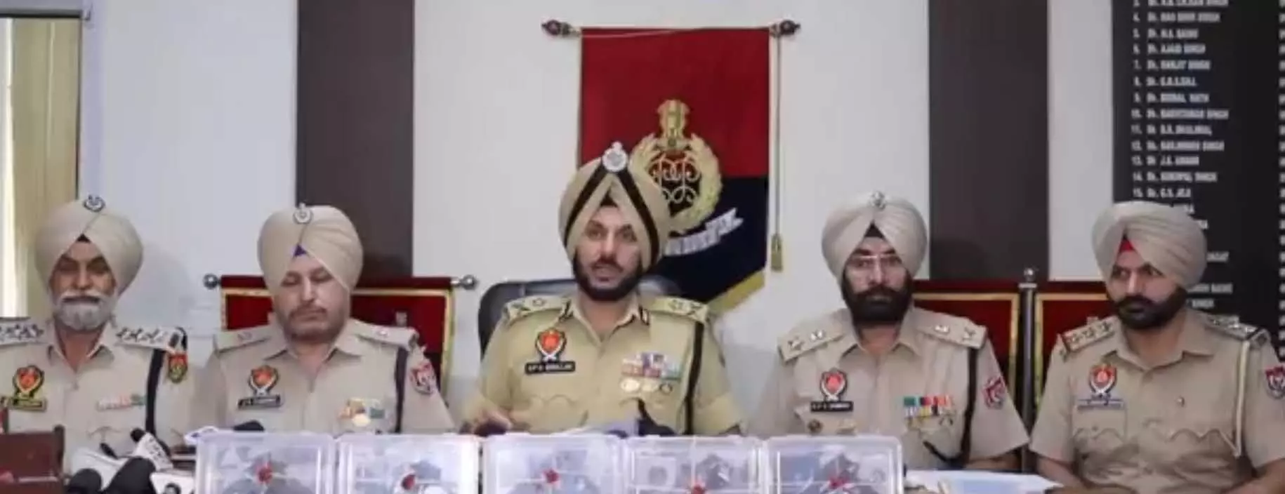 पुलिस ने लॉरेंस बिश्नोई गैंग के चार सदस्यों को किया गिरफ्तार, 5 पिस्तौल बरामद पुलिस ने लॉरेंस बिश्नोई गैंग के चार सदस्यों को किया गिरफ्तार, 5 पिस्तौल बरामद