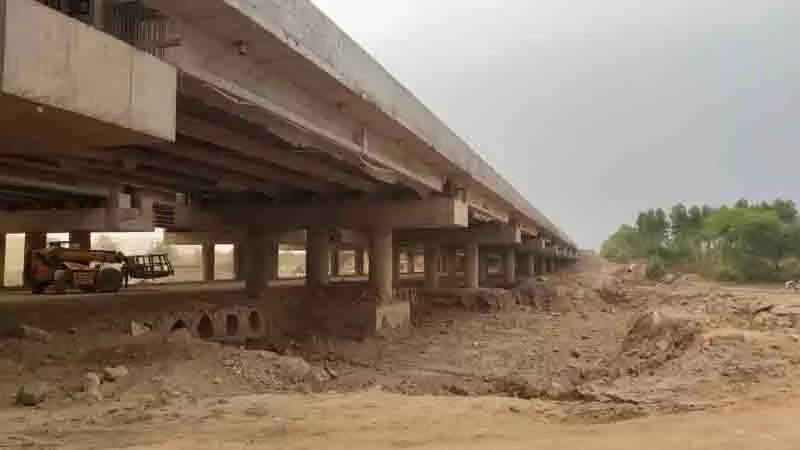 New Chandigarh में पुल के नीचे बेतरतीब खुदाई से लोग चिंतित New Chandigarh में पुल के नीचे बेतरतीब खुदाई से लोग चिंतित