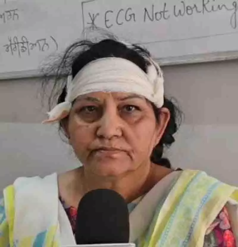 Chandigarh: पड़ोसी द्वारा रॉड से हमला करने से बुजुर्ग महिला घायल Chandigarh: पड़ोसी द्वारा रॉड से हमला करने से बुजुर्ग महिला घायल
