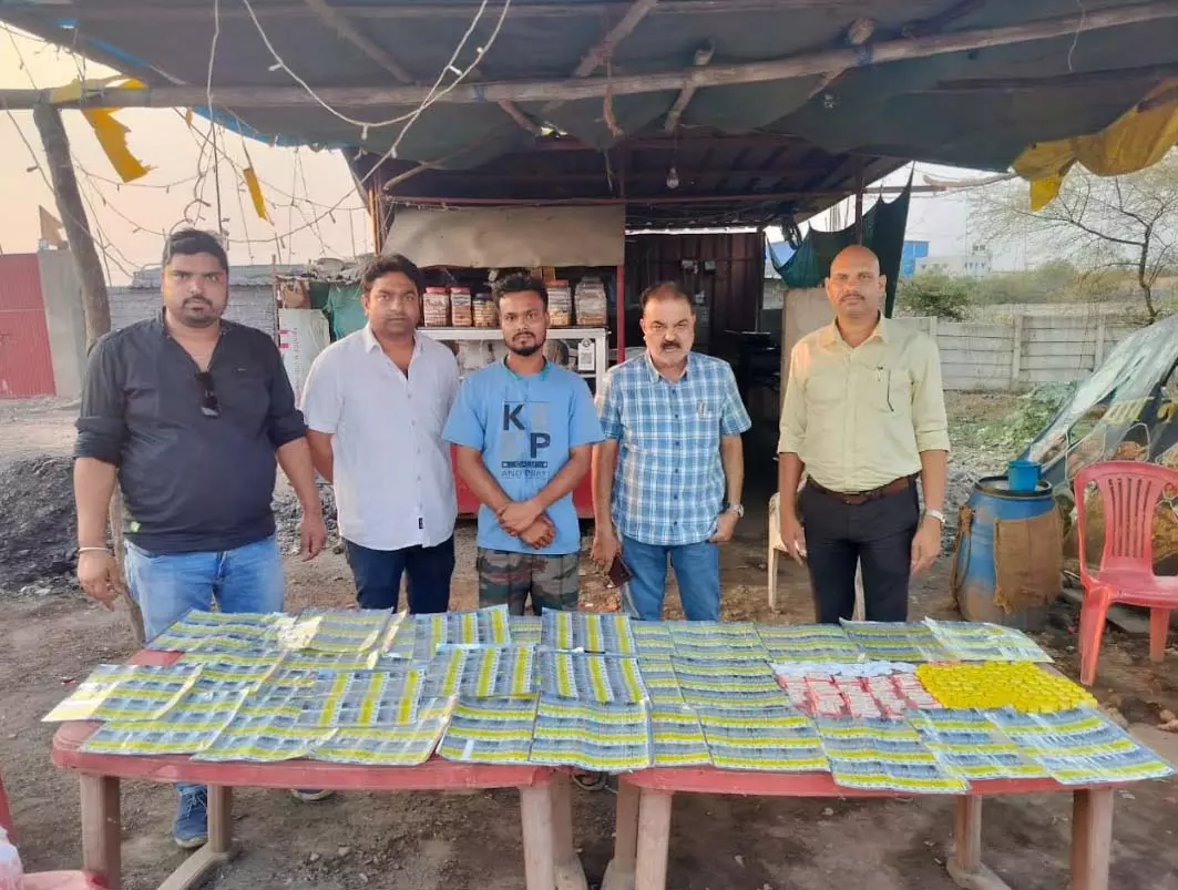 डुप्लीकेट होलोग्राम के खिलाफ आबकारी विभाग की बड़ी कार्रवाई, रायपुर में दो स्थानों पर छापामारी डुप्लीकेट होलोग्राम के खिलाफ आबकारी विभाग की बड़ी कार्रवाई, रायपुर में दो स्थानों पर छापामारी