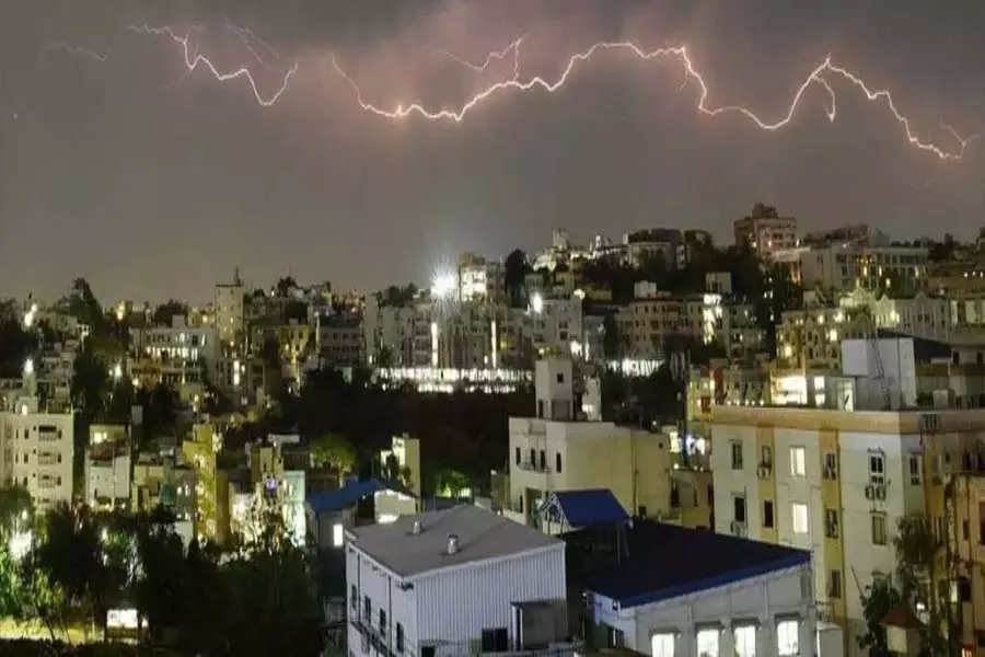शहर के तापमान में गिरावट के साथ तेज़ हवाएँ लगीं चलने शहर के तापमान में गिरावट के साथ तेज़ हवाएँ लगीं चलने