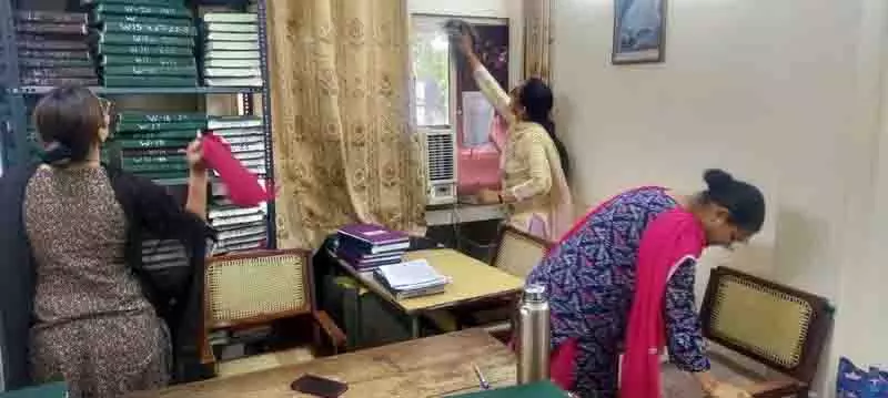 Ludhiana: पुलिसकर्मियों ने स्वच्छता अभियान में लिया हिस्सा Ludhiana: पुलिसकर्मियों ने स्वच्छता अभियान में लिया हिस्सा